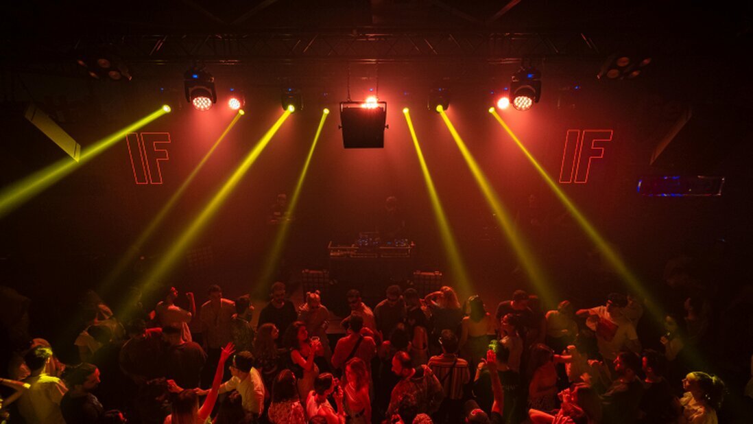 Trance-Nacht mit Neon-Crowd in einem Second-Life-Club